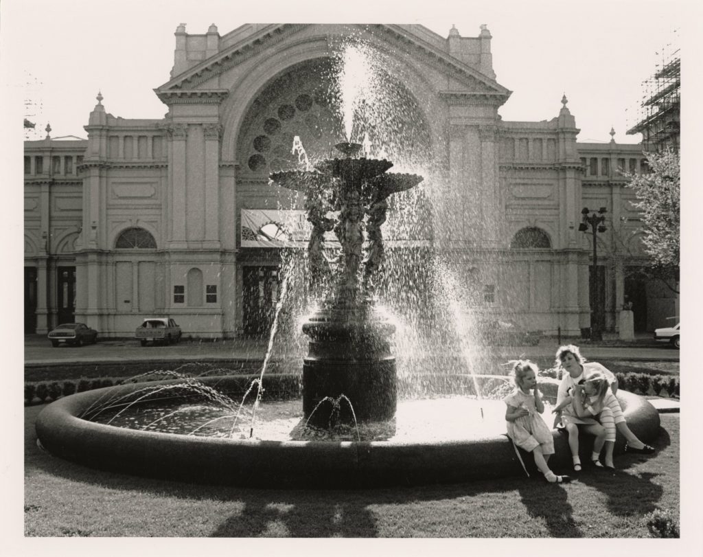 Image of a woman and two children at Exhibition Fountain