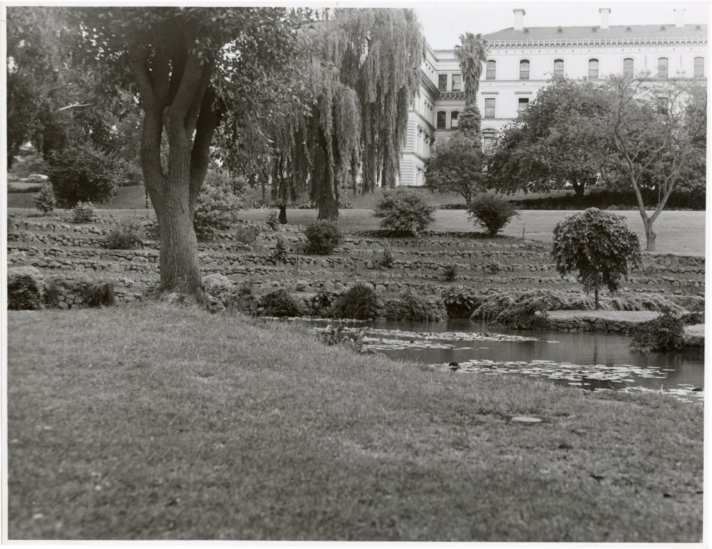 Image of a lake in Treasury Gardens