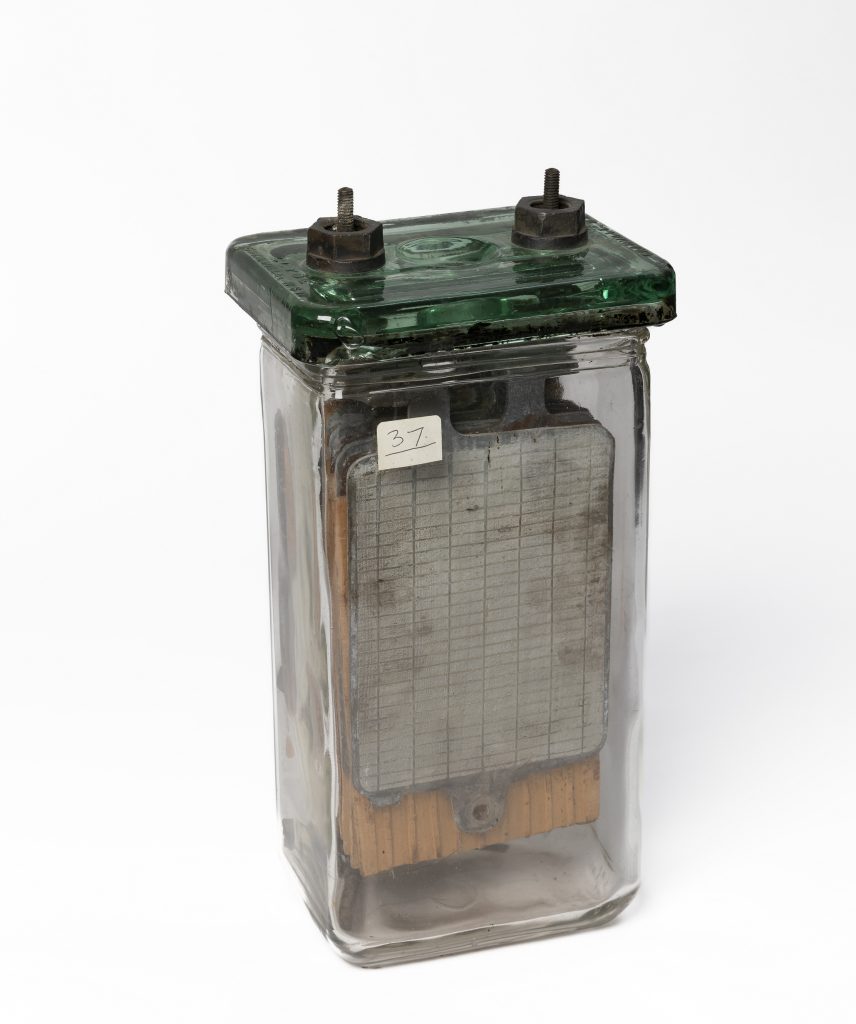 Wet cell battery in glass jar