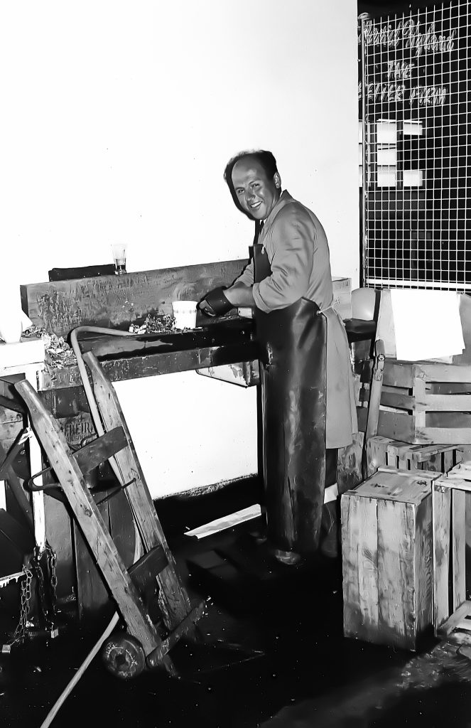 Anthony Skliros shucking oysters at Melbourne Wholesale Fish Market (31)